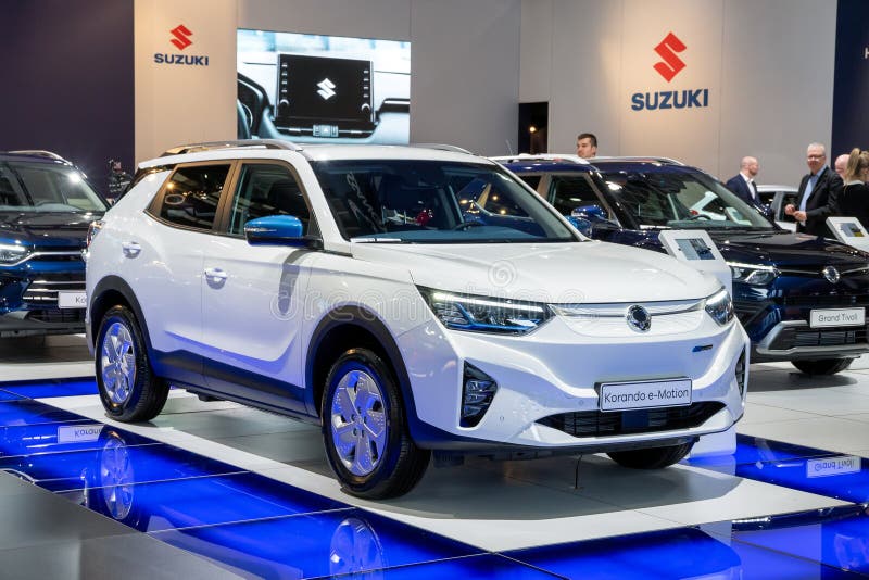 Sangyong korando emotion Elbil vid motorföreställningen i Bryssel. Bruxelles belgium Januari 13. 2023 royaltyfri bild