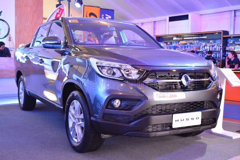 Sangyong musso hämtar upp vid en internationell motorshow för filippin i pasafilippiner royaltyfri fotografi