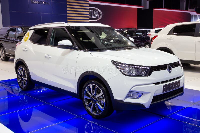 Sangyong tivoli subcompact cross-over suv car at brBrussels expo autosalon motorshow. Belgium Januari 12. 2016 arkivfoton