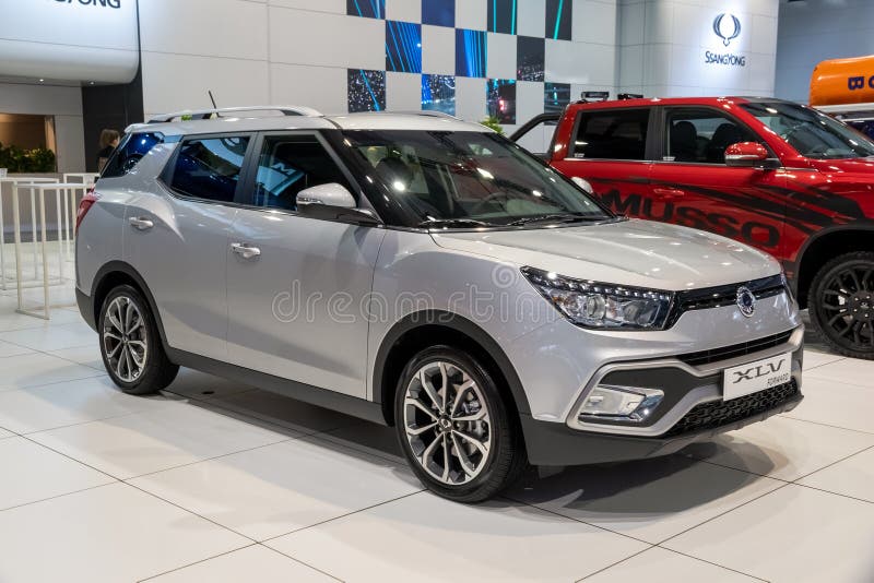 Sangyong tivoli xlv-bil vid motorshow i Blåslina autosalon. Belgium Januari 18. 2019 royaltyfri bild