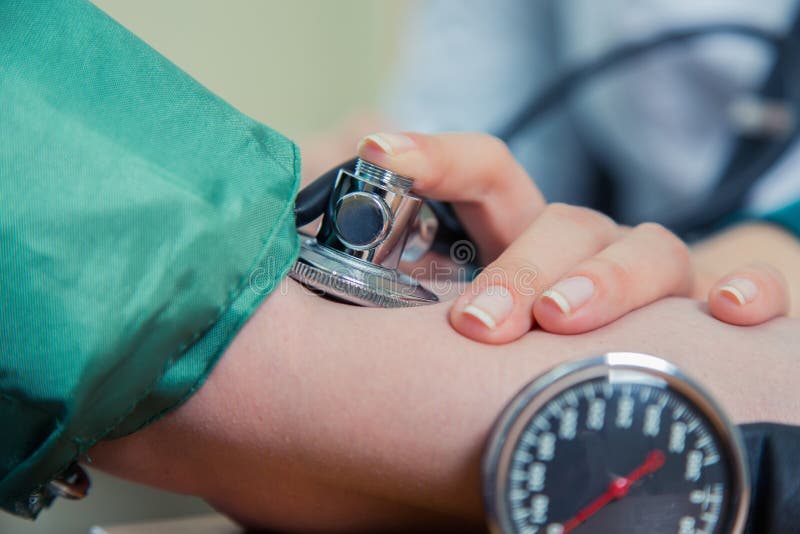Sanità, concetto della medicina dell'ospedale - medico e pressione sanguigna di misurazione del paziente immagini stock libere da diritti Sanità, concetto della medicina dell'ospedale - medico e pressione sanguigna di misurazione del paziente immagini stock libere da diritti