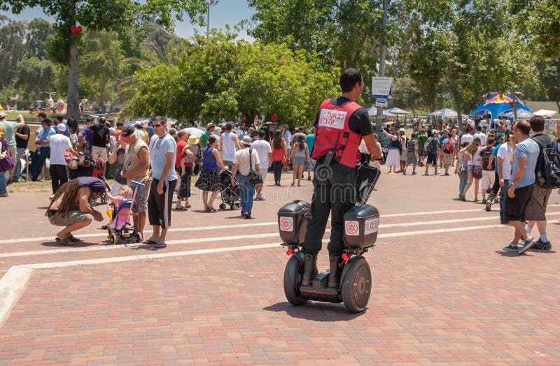 Sanitäter besetzen auf segway mit Personal stockfotografie Sanitäter besetzen auf segway mit Personal stockfotografie