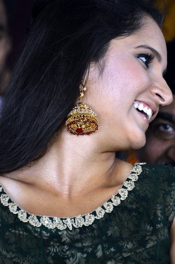 Sania Mirza in a polki necklace set at her sister's Mehendi function