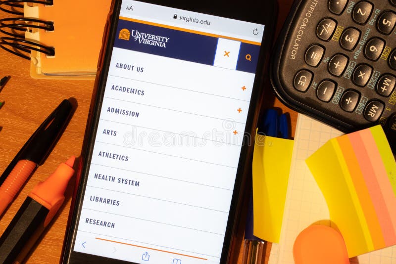 Sankt Petersburg, Ryssland - 10 januari 2020: Telefonskärm med webbplatsen University of Virginia Inträde till högre utbildning royaltyfria foton Sankt Petersburg, Ryssland - 10 januari 2020: Telefonskärm med webbplatsen University of Virginia Inträde till högre utbildning royaltyfria foton