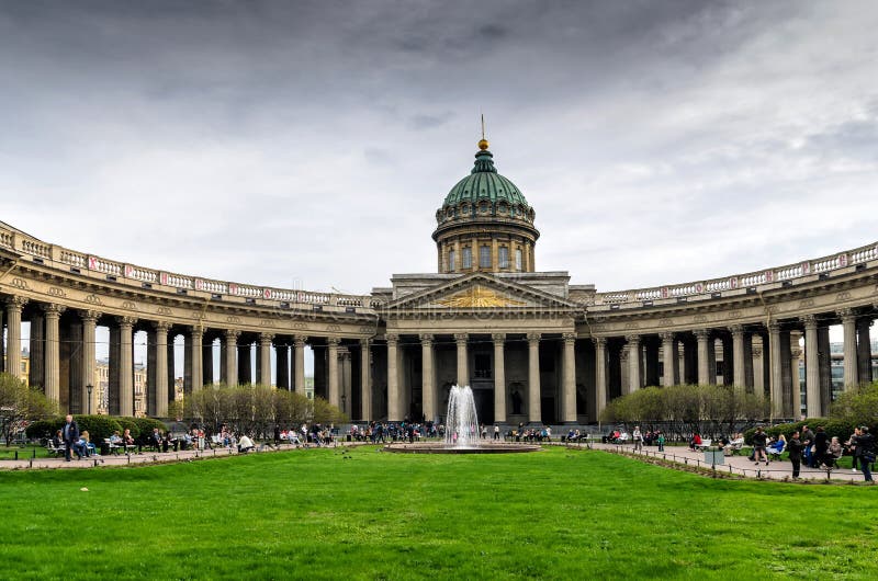 Sankt Petersburg, Ryssland, 6 maj 2015: Kazan Cathedral på Nevsky Prospect royaltyfri foto Sankt Petersburg, Ryssland, 6 maj 2015: Kazan Cathedral på Nevsky Prospect royaltyfri foto
