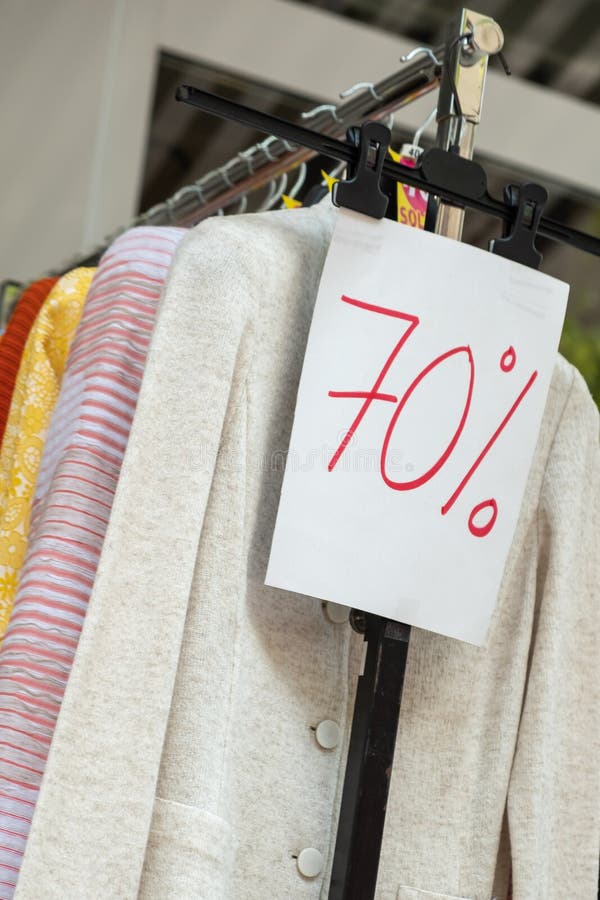Sans soixante-dix pour cent ou ventes de 70%, habillement photo libre de droits Sans soixante-dix pour cent ou ventes de 70%, habillement photo libre de droits
