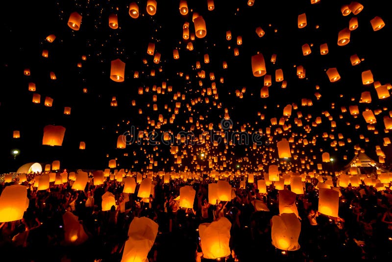 SANSAI, CHIANGMAI TAJLANDIA, NOV, - 14: Yee Peng festiwal, Loy Kra zdjęcia royalty free SANSAI, CHIANGMAI TAJLANDIA, NOV, - 14: Yee Peng festiwal, Loy Kra zdjęcia royalty free