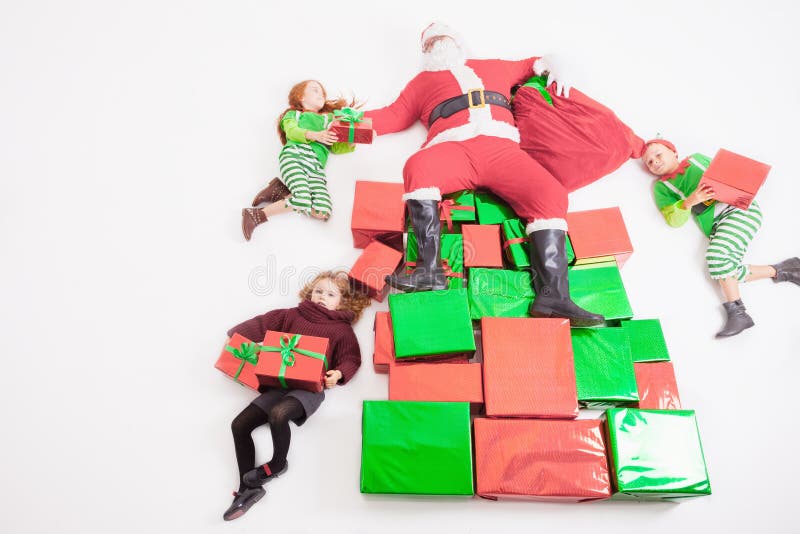 Santa& x27; assistenti di s che lavorano al polo nord Lui lista di desideri della lettura immagini stock libere da diritti Santa& x27; assistenti di s che lavorano al polo nord Lui lista di desideri della lettura immagini stock libere da diritti