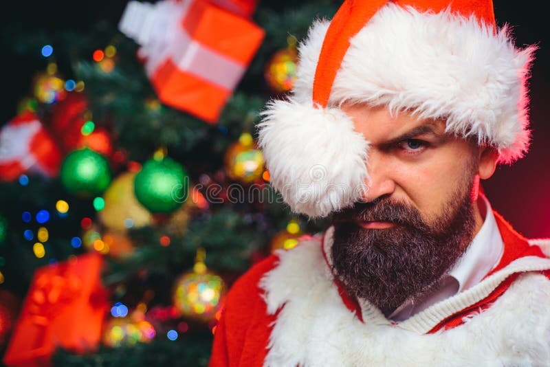 Santa barba sexy y guapo. Hombre de Navidad con barba larga en rojo santa clausura sombrero y abrigo. Vacaciones para aÃ±o nuevo