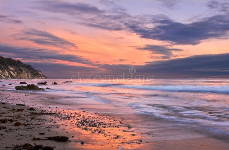 Océano atardecer sobre el bajo mareas en,.