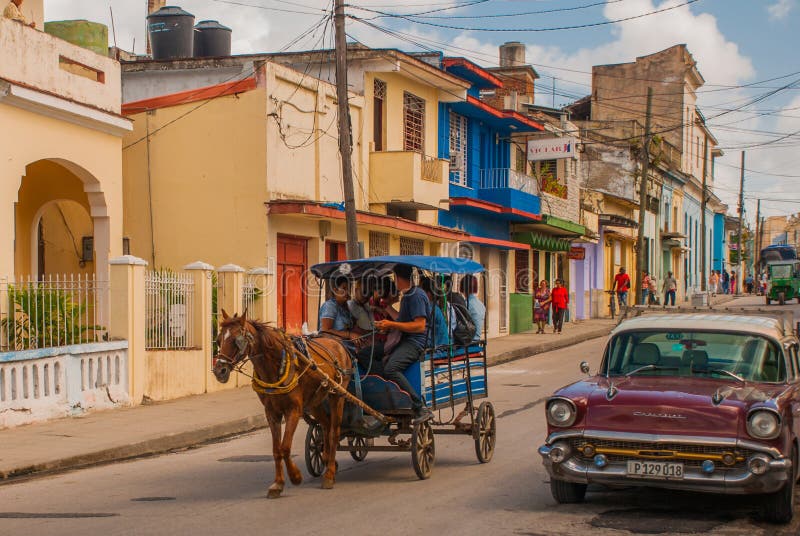 Santa Clara, Cuba: Retro auto Horse-drawn vervoer Paardkar om mensen in Cuba te vervoeren royalty-vrije stock fotografie Santa Clara, Cuba: Retro auto Horse-drawn vervoer Paardkar om mensen in Cuba te vervoeren royalty-vrije stock fotografie