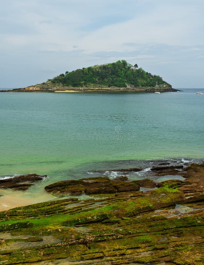 Santa Clara Island dans la baie de la conque de La dans la ville de San Sebastian photographie stock Santa Clara Island dans la baie de la conque de La dans la ville de San Sebastian photographie stock