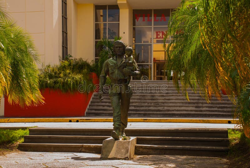 SANTA CLARA, KUBA, statua Trzyma dziecka Che Guevara: Che Guevara zabytek na zewnątrz partii komunistycznej lub statua Lokujemy i obraz royalty free SANTA CLARA, KUBA, statua Trzyma dziecka Che Guevara: Che Guevara zabytek na zewnątrz partii komunistycznej lub statua Lokujemy i obraz royalty free
