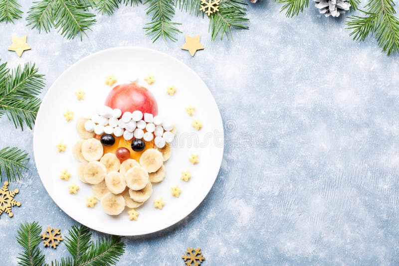 Santa Claus affronta fatto dei frutti e della caramella gommosa e molle su un piatto Alimento di Natale per i bambini Vista super fotografie stock Santa Claus affronta fatto dei frutti e della caramella gommosa e molle su un piatto Alimento di Natale per i bambini Vista super fotografie stock