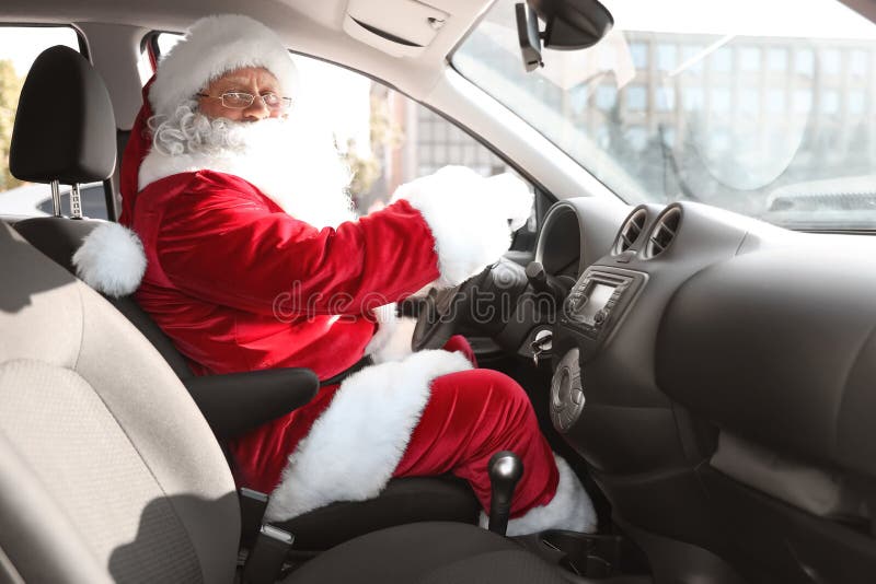 Santa Claus auténtica que conduce el coche foto de archivo libre de regalías Santa Claus auténtica que conduce el coche foto de archivo libre de regalías