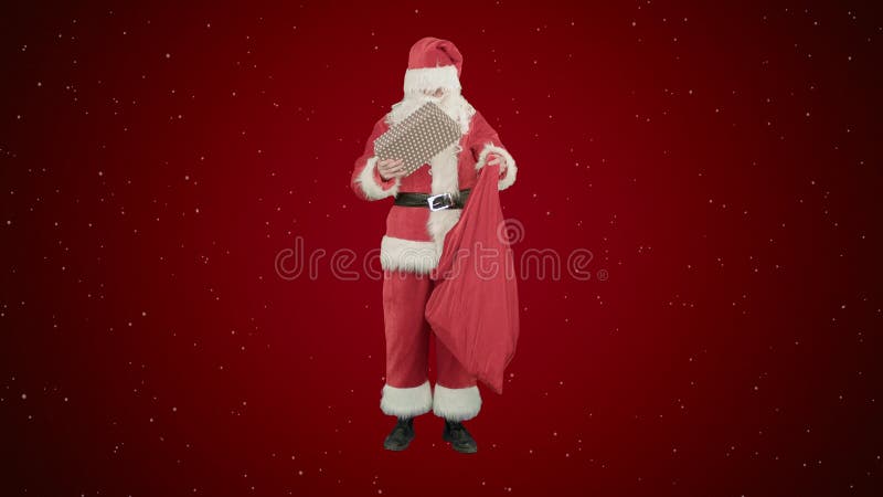 Santa Claus avec son sac d'un bon nombre de présents sur le fond rouge avec la neige photos stock Santa Claus avec son sac d'un bon nombre de présents sur le fond rouge avec la neige photos stock