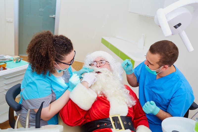 Santa Claus bij een ontvangst op het tandarts` s kantoor in Christus stock foto's Santa Claus bij een ontvangst op het tandarts` s kantoor in Christus stock foto's
