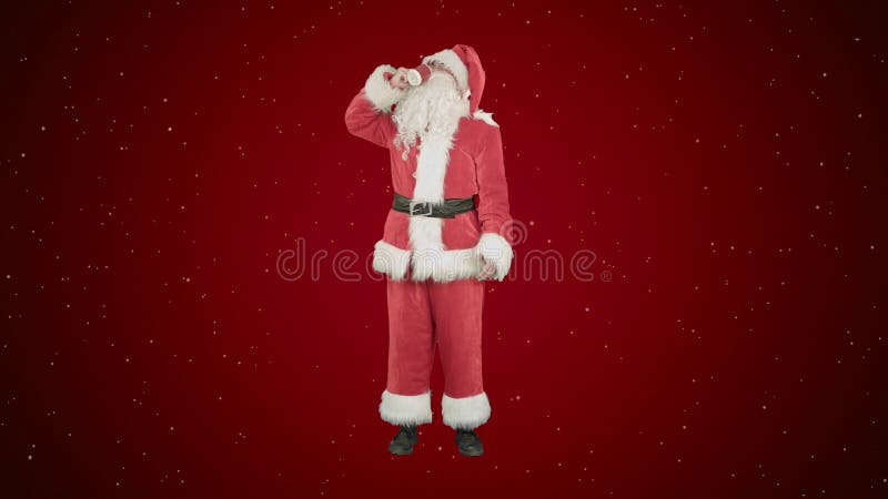 Santa Claus che beve tè o caffè ed il Buon Natale caldi di desideri su fondo rosso con neve fotografia stock Santa Claus che beve tè o caffè ed il Buon Natale caldi di desideri su fondo rosso con neve fotografia stock