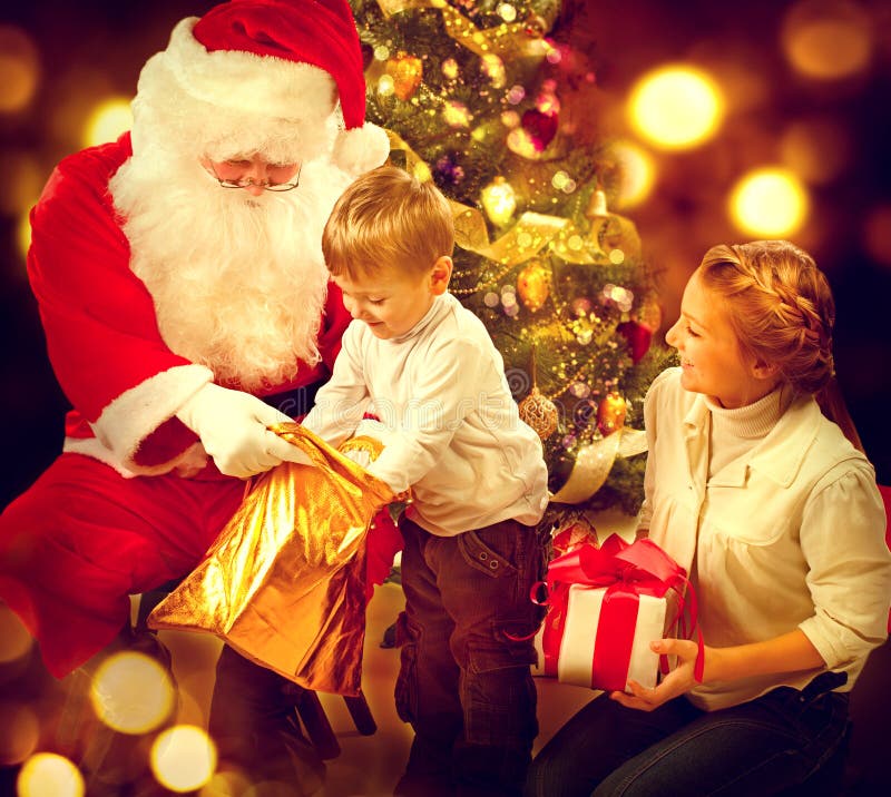 Santa Claus che dà i regali di Natale ai bambini immagini stock Santa Claus che dà i regali di Natale ai bambini immagini stock