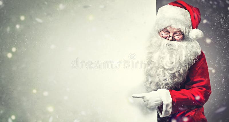 Santa Claus che indica sul fondo in bianco dell'insegna della pubblicità con lo spazio della copia immagini stock libere da diritti Santa Claus che indica sul fondo in bianco dell'insegna della pubblicità con lo spazio della copia immagini stock libere da diritti