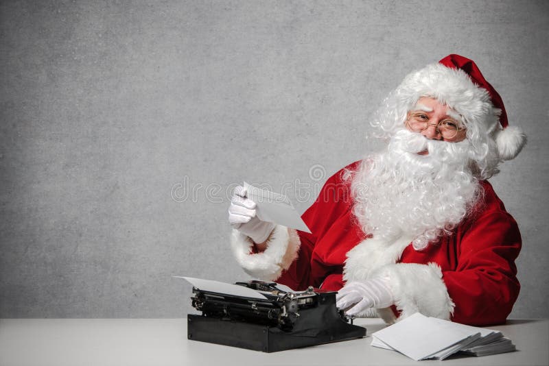 Santa Claus che risponde alla sua corrispondenza fotografie stock libere da diritti Santa Claus che risponde alla sua corrispondenza fotografie stock libere da diritti