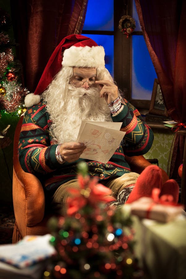 Santa Claus che si rilassa a casa immagini stock Santa Claus che si rilassa a casa immagini stock