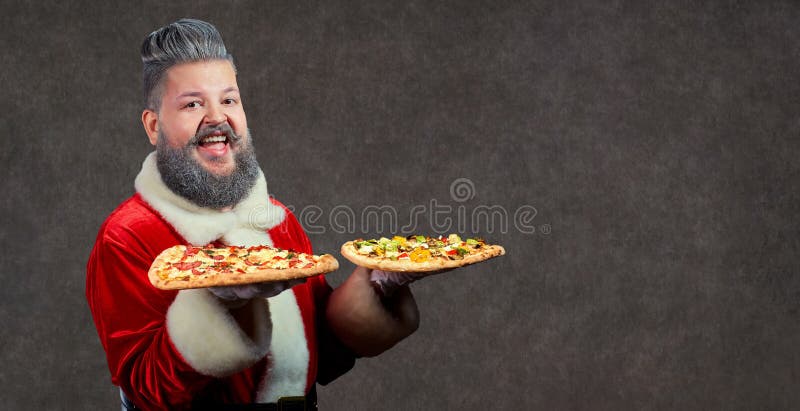 Santa Claus com pizza nas mãos fotos de stock Santa Claus com pizza nas mãos fotos de stock