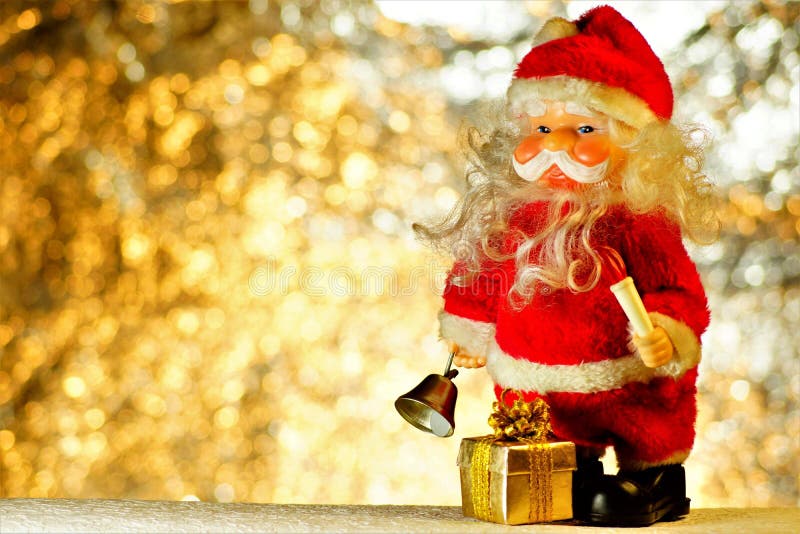 Santa Claus com um presente no fundo do bokeh das luzes de Natal Santa Claus é um caráter do conto de fadas que dê presentes foto de stock royalty free Santa Claus com um presente no fundo do bokeh das luzes de Natal Santa Claus é um caráter do conto de fadas que dê presentes foto de stock royalty free
