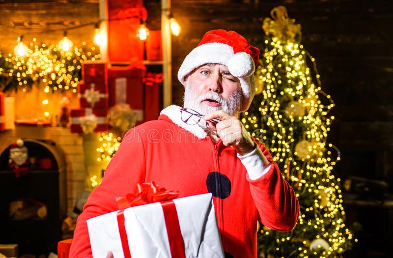 Santa claus con caja de regalo de navidad. vacaciones de invierno. feliz navidad y feliz año nuevo. año nuevo foto de archivo libre de regalías