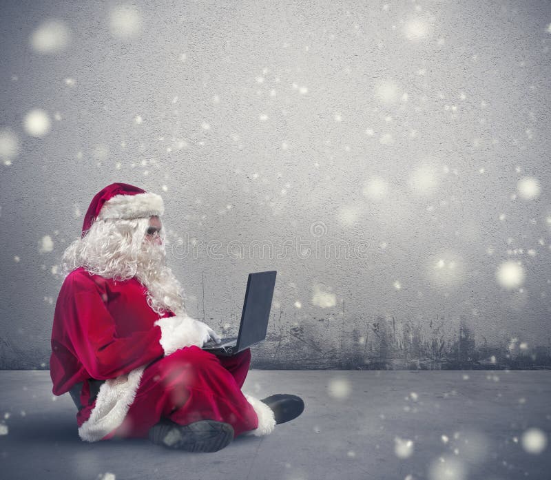 Santa Claus con el ordenador portátil imágenes de archivo libres de regalías Santa Claus con el ordenador portátil imágenes de archivo libres de regalías