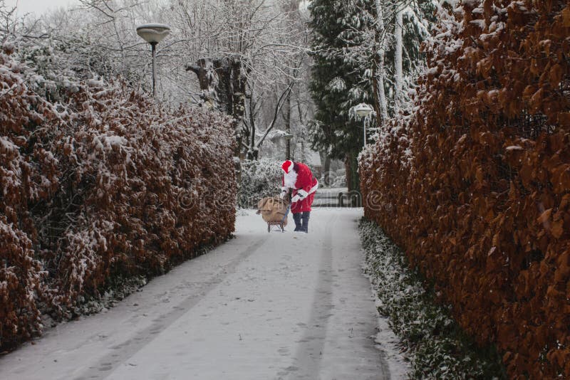 Santa Claus con la Navidad sorprende al aire libre Trineo con los regalos fotos de archivo libres de regalías Santa Claus con la Navidad sorprende al aire libre Trineo con los regalos fotos de archivo libres de regalías