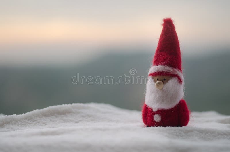 Santa Claus Doll feliz no tempo do Natal com árvore e neve Fundo exterior borrado Papai Noel e Feliz Natal fi modelo fotografia de stock Santa Claus Doll feliz no tempo do Natal com árvore e neve Fundo exterior borrado Papai Noel e Feliz Natal fi modelo fotografia de stock