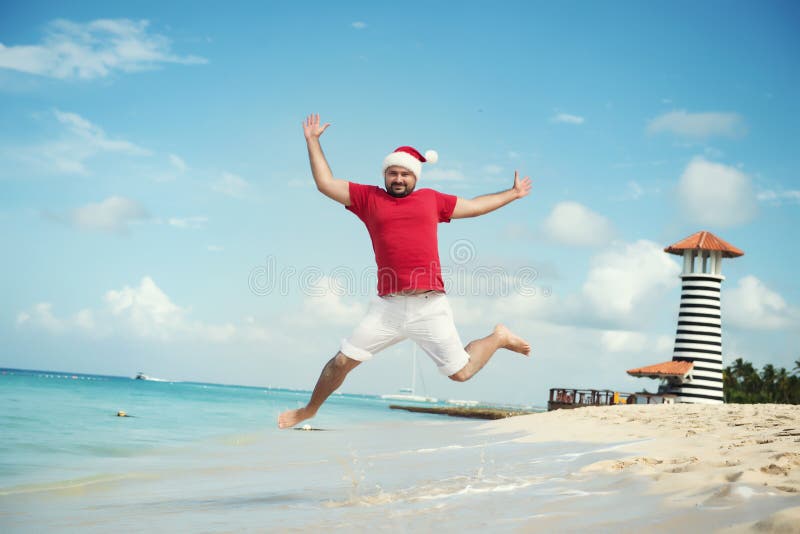 Santa Claus e desidera un buon anno Il gelo di prima generazione divertente salta sul mare immagine stock libera da diritti Santa Claus e desidera un buon anno Il gelo di prima generazione divertente salta sul mare immagine stock libera da diritti