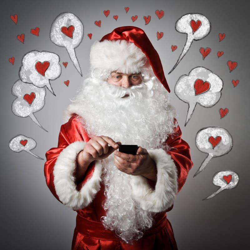 Santa Claus en slimme telefoon Het concept van de liefde stock foto's Santa Claus en slimme telefoon Het concept van de liefde stock foto's