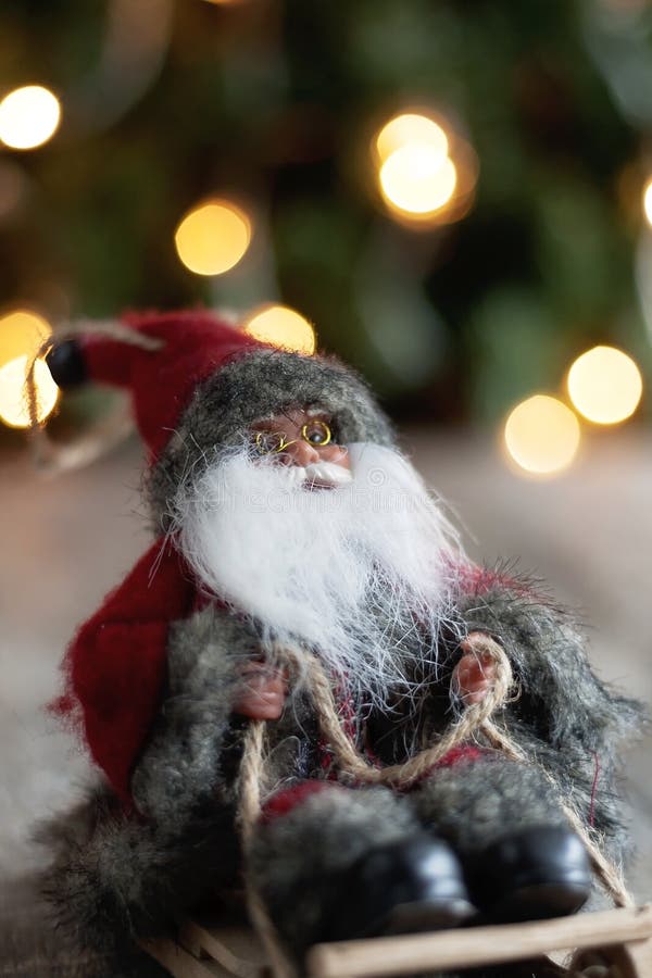 Santa Claus en un trineo en el fondo de las luces de la Navidad