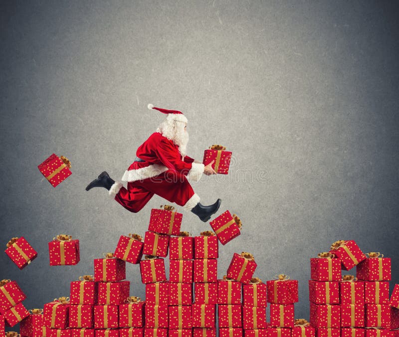 Santa Claus gaat snel over Kerstmisgift stock foto Santa Claus gaat snel over Kerstmisgift stock foto