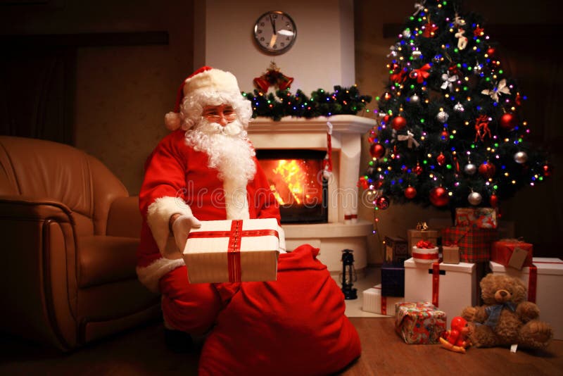 Santa Claus gebrachte giften voor Kerstmis en het hebben van een rust door de open haard De Decoratie van het huis stock afbeeldingen Santa Claus gebrachte giften voor Kerstmis en het hebben van een rust door de open haard De Decoratie van het huis stock afbeeldingen