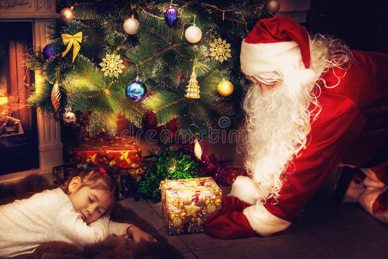 Santa Claus ha portato un regalo immagini stock libere da diritti Santa Claus ha portato un regalo immagini stock libere da diritti