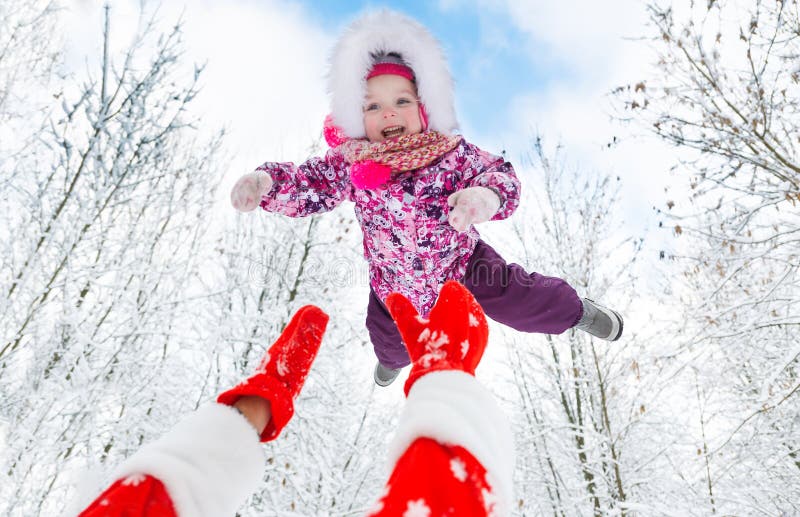 Santa Claus jette la petite fille mignonne aérienne dans la forêt d'hiver sur Noël photographie stock libre de droits Santa Claus jette la petite fille mignonne aérienne dans la forêt d'hiver sur Noël photographie stock libre de droits