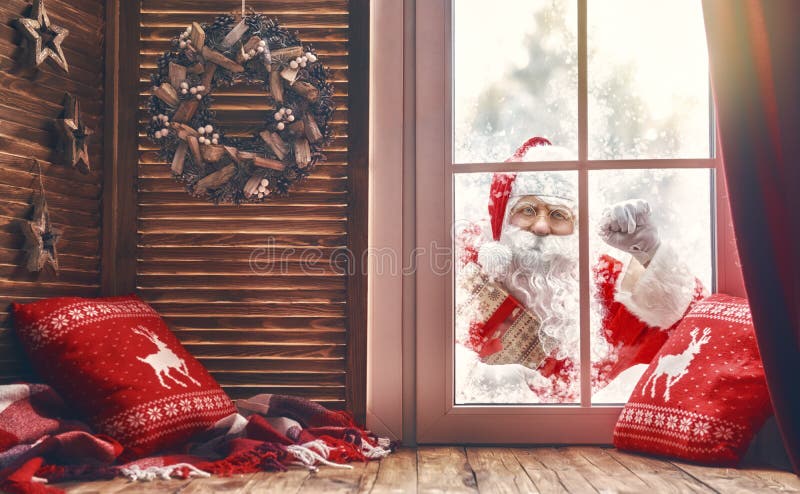 Santa Claus knackar på fönstret royaltyfri bild