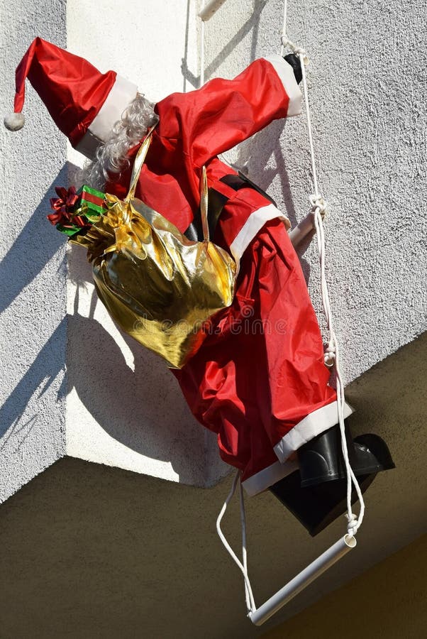 Santa Claus-Marionette, die eine Leiter klettert lizenzfreie stockbilder Santa Claus-Marionette, die eine Leiter klettert lizenzfreie stockbilder