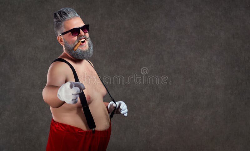 Santa Claus med en kal bukcigarr i hans tänder mot arkivbild Santa Claus med en kal bukcigarr i hans tänder mot arkivbild