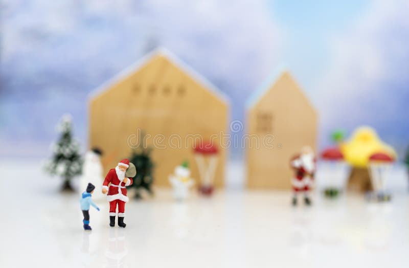 Santa Claus miniatura e sensibilità felice dei bambini sul giorno di Natale, regalo per ognuno immagine stock Santa Claus miniatura e sensibilità felice dei bambini sul giorno di Natale, regalo per ognuno immagine stock