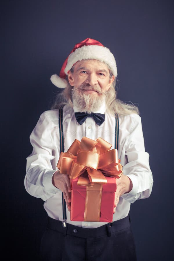 Santa Claus na camisa branca com a caixa de presente nas mãos imagens de stock royalty free Santa Claus na camisa branca com a caixa de presente nas mãos imagens de stock royalty free