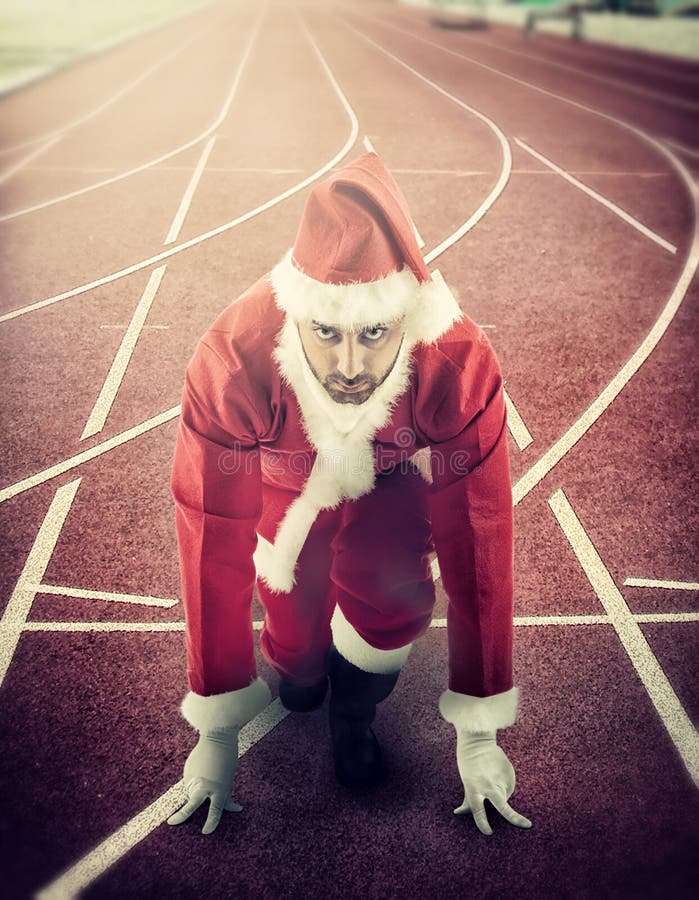 Santa Claus nella posizione di partenza su una pista corrente immagini stock libere da diritti Santa Claus nella posizione di partenza su una pista corrente immagini stock libere da diritti