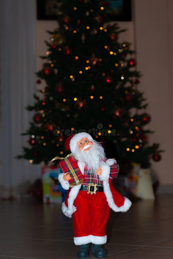 Santa Claus no tempo do Natal com árvore, presentes e bokeh imagem de stock Santa Claus no tempo do Natal com árvore, presentes e bokeh imagem de stock