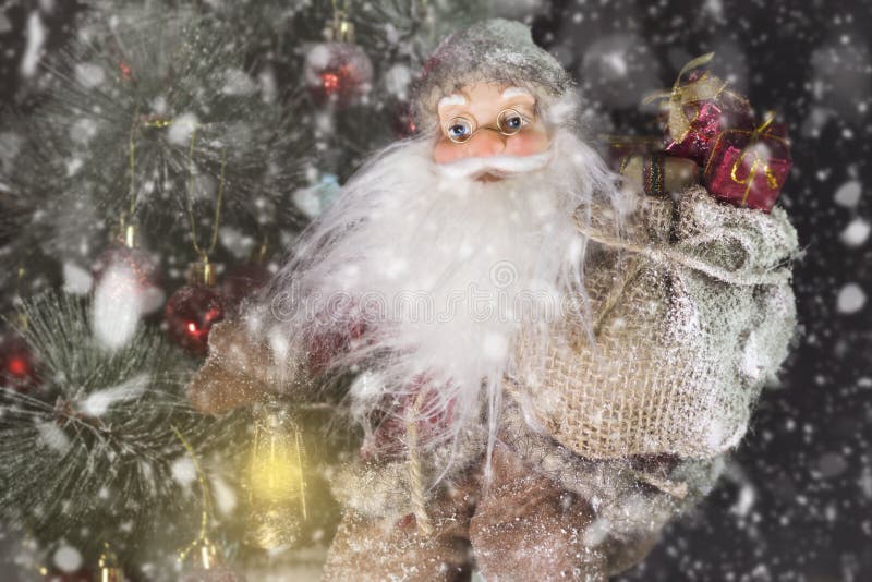 Santa Claus Outdoors Beside Christmas Tree nel trasporto delle precipitazioni nevose fotografia stock libera da diritti Santa Claus Outdoors Beside Christmas Tree nel trasporto delle precipitazioni nevose fotografia stock libera da diritti