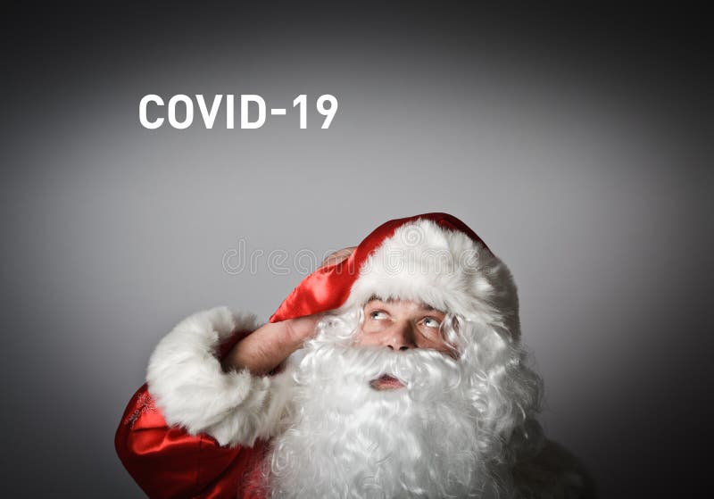 Santa claus patrzy na niego pełen wątpliwości i wahań. koncepcja wybuchu epidemii koronawirusów. tekst o covid19 obrazy royalty free
