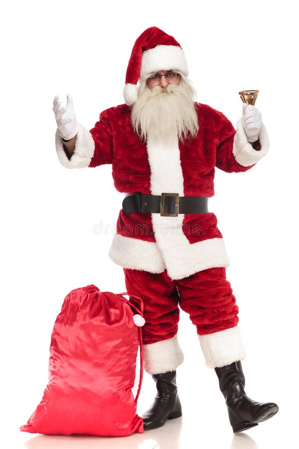 Santa Claus pozycja z workową pobliską nogą dzwoni jego dzwon zdjęcia royalty free Santa Claus pozycja z workową pobliską nogą dzwoni jego dzwon zdjęcia royalty free