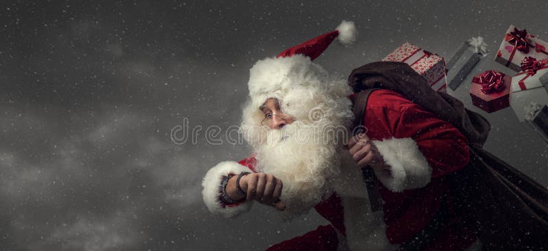 Santa Claus que corre e que entrega presentes imagens de stock royalty free Santa Claus que corre e que entrega presentes imagens de stock royalty free